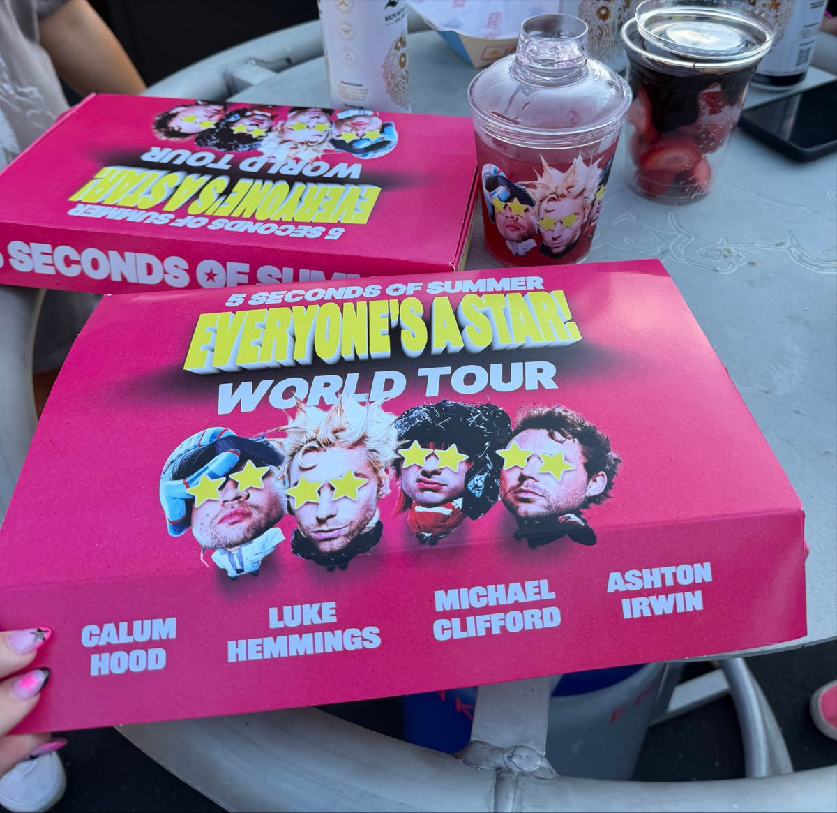 The5SOSYears's tweet photo. A closer look at the 5SOS chicken tender boxes ⭐️ 
#EASDarienCenter #DarienCenterIsAStar #EASTour #EveryonesAStarTour https://t.co/P0kg6NKH8U