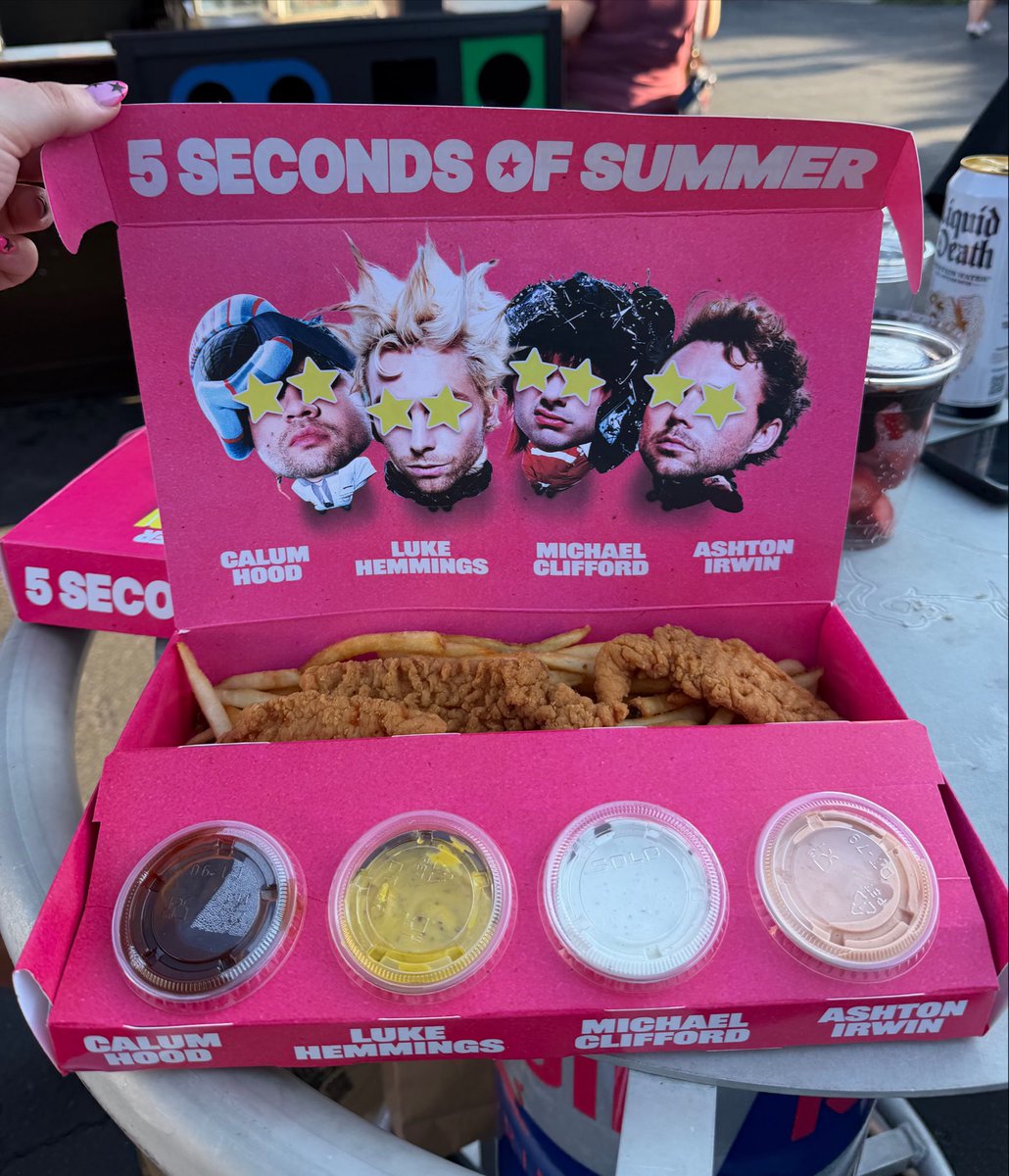 The5SOSYears's tweet photo. A closer look at the 5SOS chicken tender boxes ⭐️ 
#EASDarienCenter #DarienCenterIsAStar #EASTour #EveryonesAStarTour https://t.co/P0kg6NKH8U