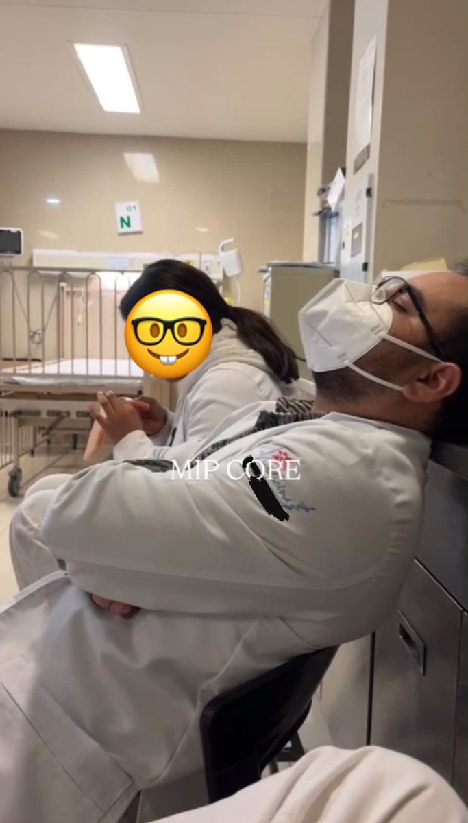 Chris_Robin00's tweet photo. Hola soy Christopher (Chris) 🇲🇽tengo 27 y soy doctor ☝🏼🤓
Seguí a Rivers en 2023 poco antes de la velada y me quedé. Nunca había participado en algo así, era pollito fantasma.

Foto de recuerdo, siempre me agarraban dormido.
#IntegracionPollitos https://t.co/0tFOT0is9L