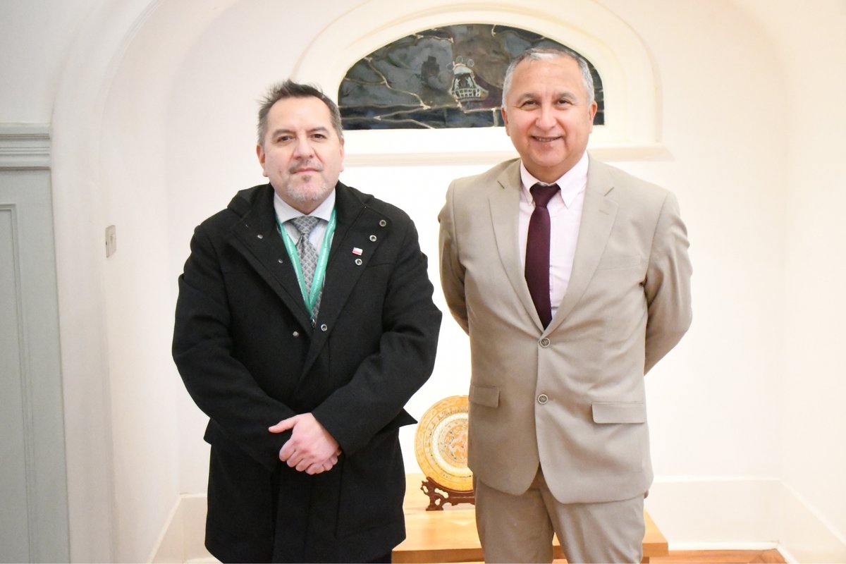 UAustraldeChile's tweet photo. El Rector Egon Montecinos, sostuvo una reunión con el seremi de Ciencia, Tecnología, Conocimiento e Innovación de Los Ríos, Dr. Mauricio Barría, para dialogar sobre los desafíos y oportunidades que permitan seguir impulsando la investigación, la innovación y la vinculación. https://t.co/NCfZBX8Ep8