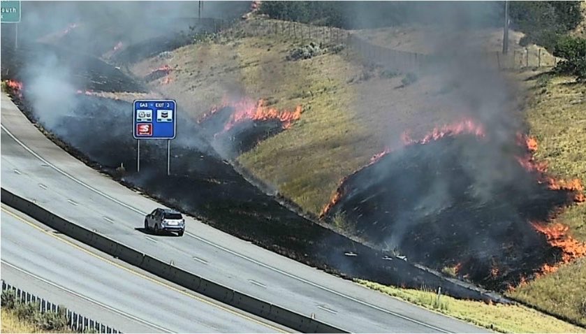 SLCScanner's tweet photo. #Breaking #VegetationFire
I-80 EB to I-215 SB Ramp. Multiple resources enrt to a vegetation fire on the side of the freeway. This is almost in the same area of the Tanner Park Fire a couple weeks ago. https://t.co/3mAQaxFNg9