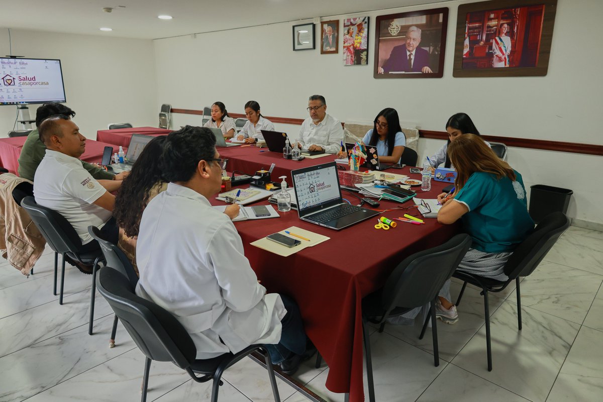 BienestarMxOax's tweet photo. Nuestra delegada, @NancyOrtizOax, encabezó una reunión de seguimiento y evaluación con las y los titulares de las coordinaciones de los #ProgramasSociales. 

Durante agosto, continuaremos sumando acciones y fortaleciendo el trabajo en territorio. 

#HumanismoMexicano https://t.co/AdxP5gXRmw