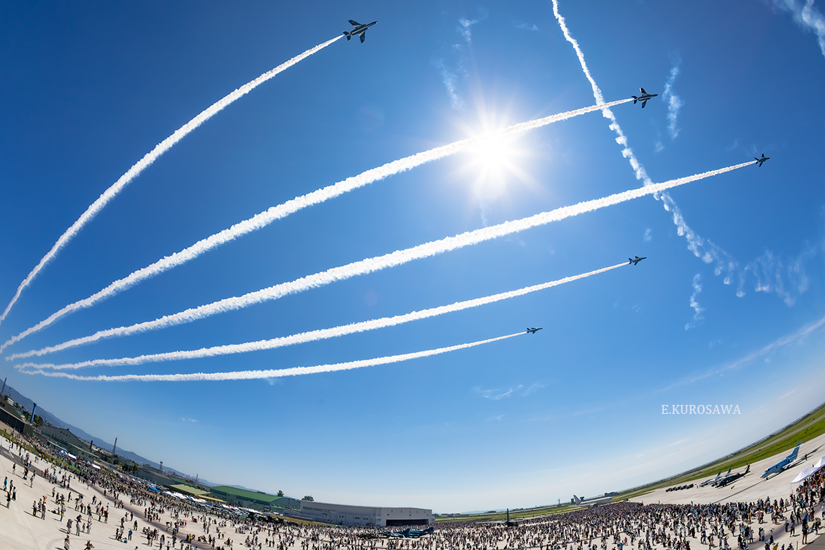 acekuro8's tweet photo. 今日の一枚～～2302
青空、ブルーインパルス
2016/8月撮影 https://t.co/3gnKf9C6L6