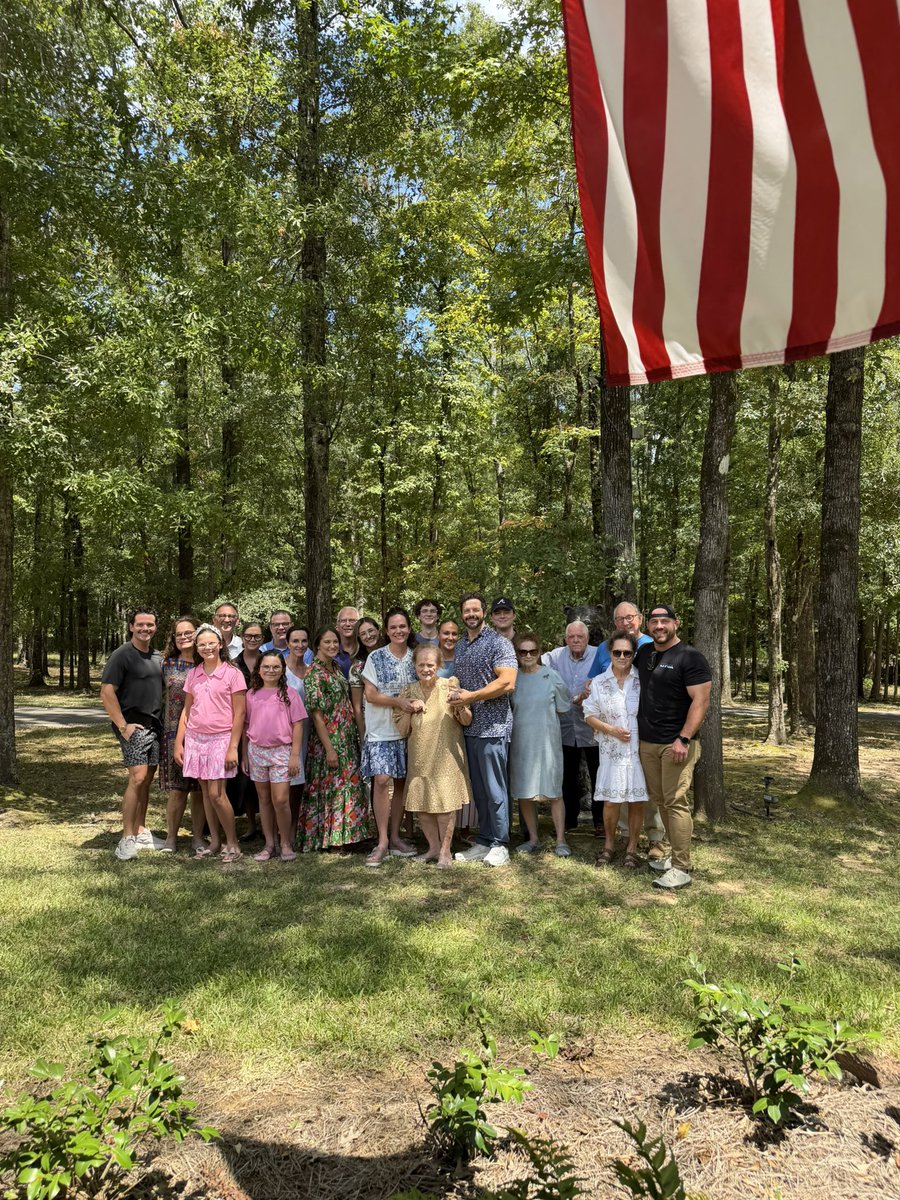 ThePCDRandy's tweet photo. My wife Denise,  &amp; both daughters went to Louisiana to see my relatives.  Visited with legendary centenarian Vesta Mangun.  My Aunt Patsy- 91.  Geron Davis and Charlie’s Dyess. 

@charliedyess @gerondavis @denisephillips10 @garlandgriedl @__lilyphillips @j.h.hughes @12tamihug34 https://t.co/a24b8dFBKq
