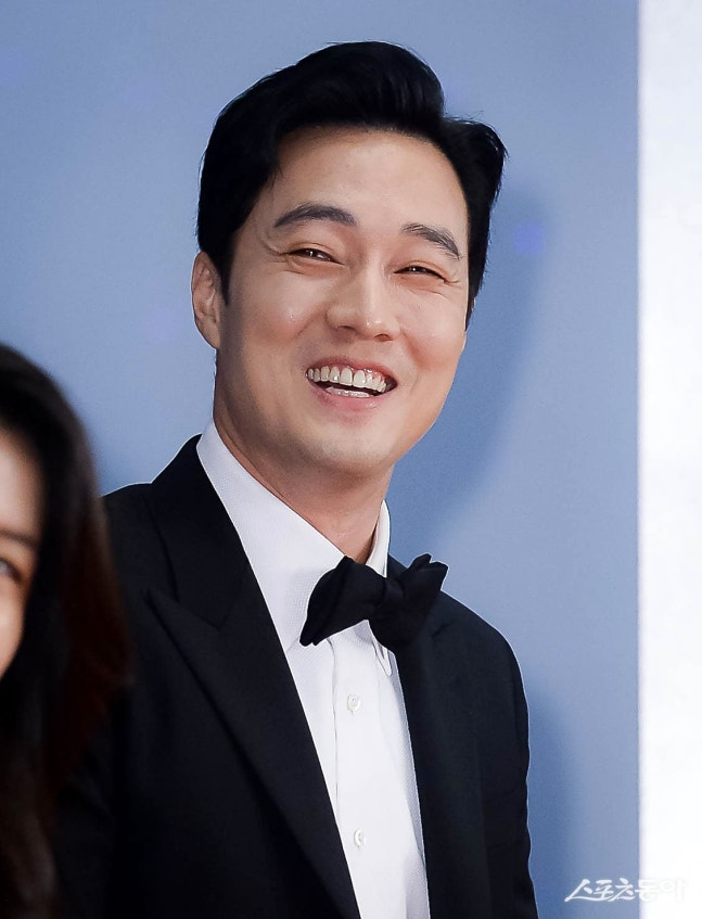 tang__kira's tweet photo. Mantan staff So Jisub cerita gimana So Jisub 25 tahun lalu.

Staff tersebut cerita pas dia baru kerja sebagai stylist paling muda, So Jisub merhatiin detail-detail para staff. So Jisub tiba-tiba bilang ke dia "Loh hari ini pake makeup? Kamu dah 3 bulan ya kerja di sini? Berarti ini 3 bulan anniversary kita~ Nanti aku beliin hadiah yaa"