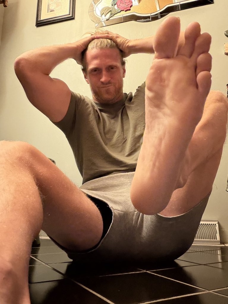 SendItAllToP's tweet photo. Lick the whole foot! https://t.co/67ZhDsuWms
