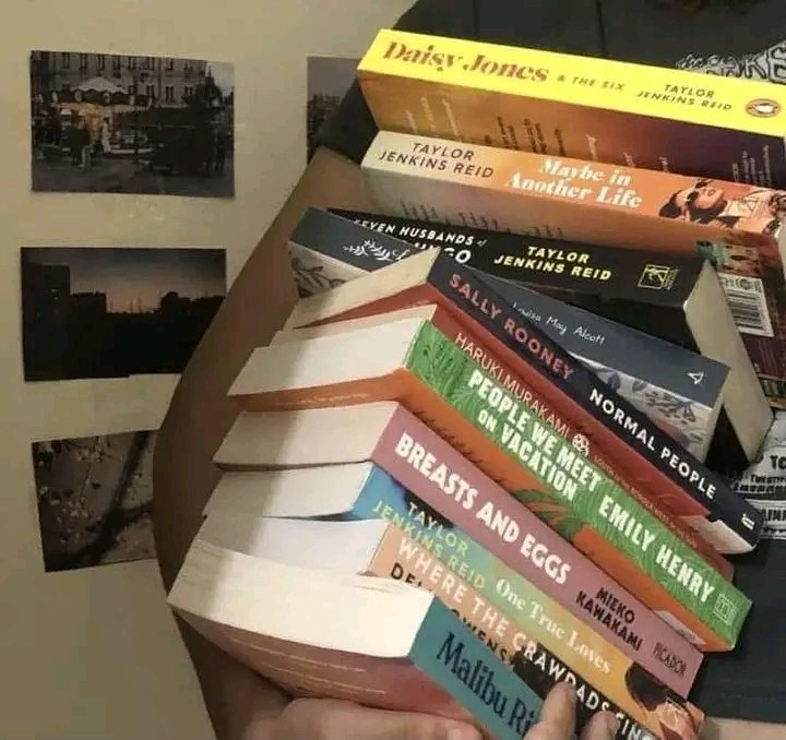 AlejaReads's tweet photo. The books are a shelter for the days not so good.>>> https://t.co/RqDacObxWW