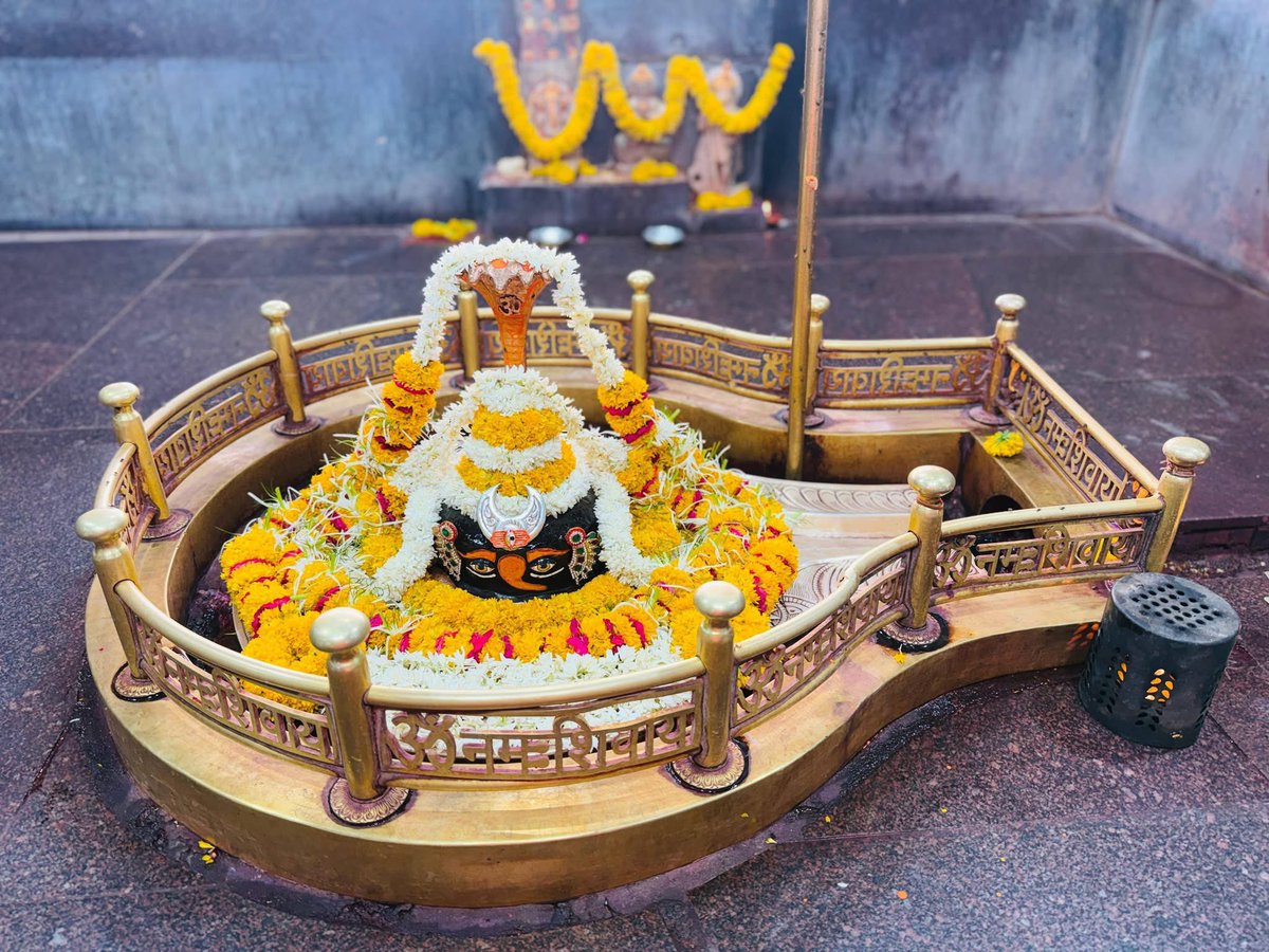 onlinedhananjay's tweet photo. 🕉️🔱 ॐ अंगारेश्वराय महादेवाय नमः 🔱🕉️

मंगल दोष निवारण एवं शिव कृपा के पावन धाम
🚩 श्री अंगारेश्वर महादेव मंदिर, उज्जैन 🚩

भोलेनाथ की असीम कृपा आप सभी पर बनी रहे।
हर हर महादेव! 🙏❤️

#AngareshwarMahadev
#DhananjaySharma https://t.co/zktx7LIsPR