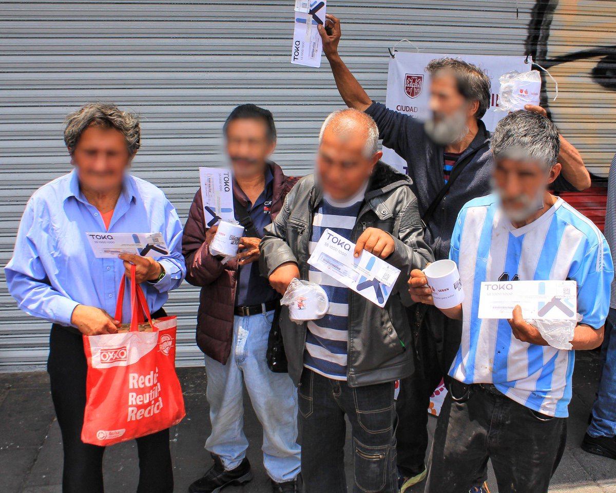 SEBIEN_cdmx's tweet photo. Garantizamos los derechos de todas las personas. 🫀
La #SEBIEN entregó tarjetas de #PensiónHombresBienestar a personas en situación de calle para fortalecer su bienestar y autonomía.
#CapitalDeLaTransformación https://t.co/Zq2YBhgTwo