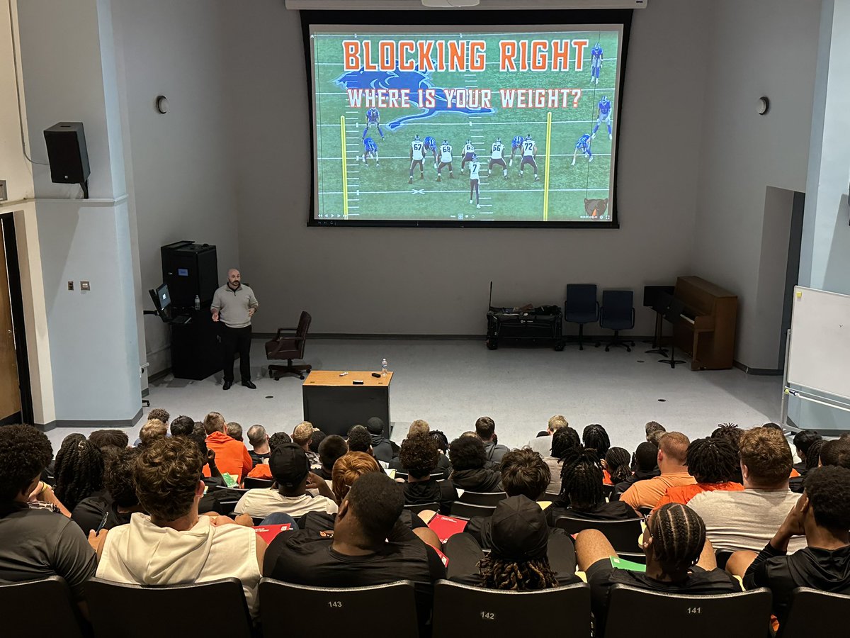 CoachMikeHarris's tweet photo. Got some meetings in and now preparing for practice 1 tonight!
@UPIKEFOOTBALL 
#BearDown https://t.co/k7A10MpCc1