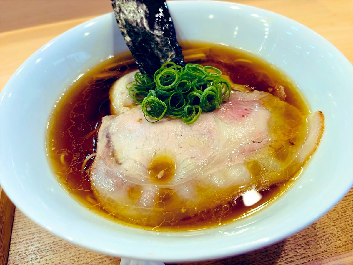 MR_llGarcons's tweet photo. 冷やしの後は凄いぞ7月再開後のしゅうゆをば

青大豆豆乳のお後に食べると…
一段と優しいキレとコクと
醤油の香りに味わいが最高にうまッ
しなる麺は徐々に小麦🌾が溶け出し、
スープを丸みにしてくれる🤤

TOKYO-Xの軽い脂😋

飯田商店 湯河原
しょうゆらぁ麺 https://t.co/DAFMMrnixT
