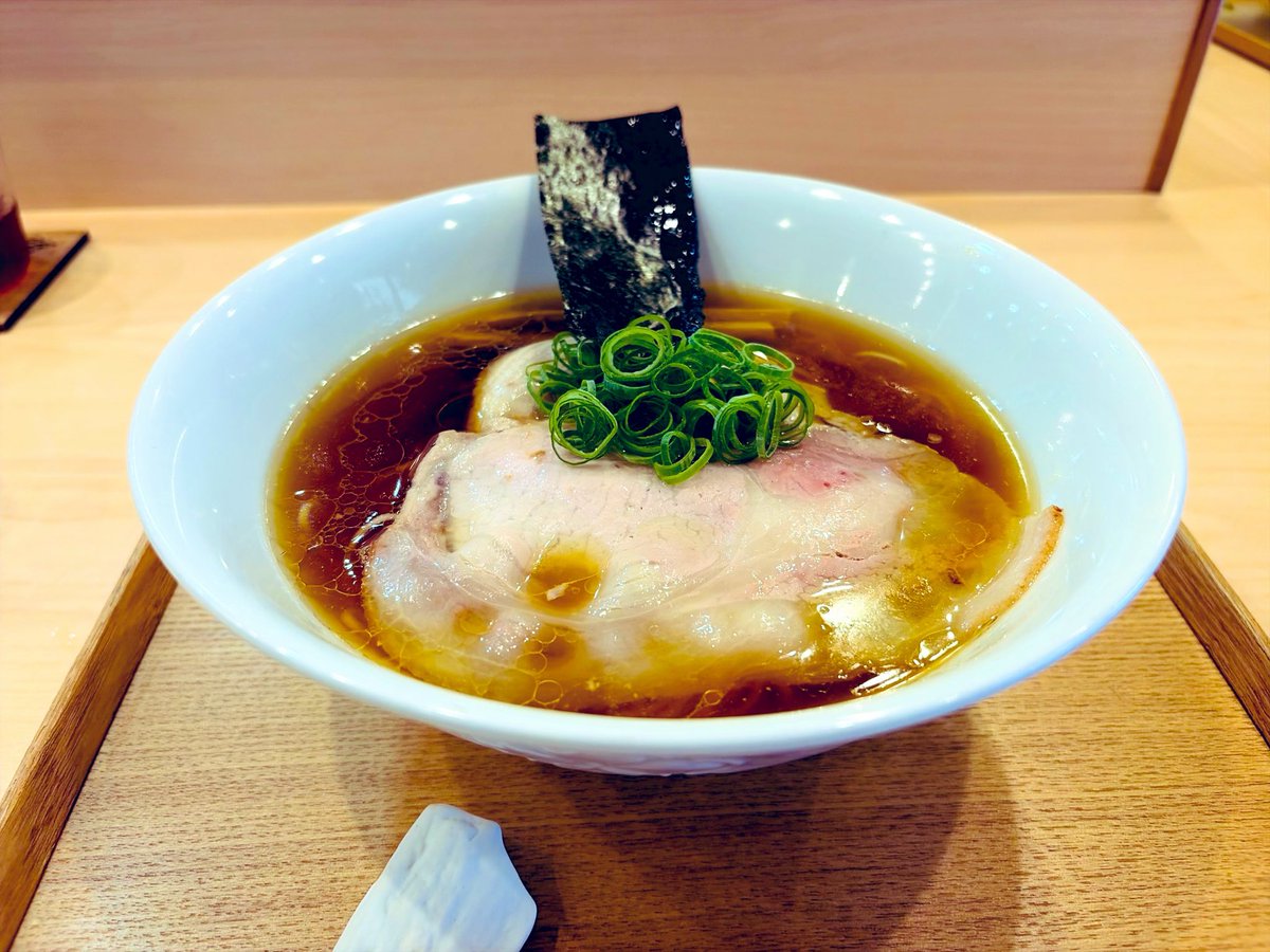 MR_llGarcons's tweet photo. 冷やしの後は凄いぞ7月再開後のしゅうゆをば

青大豆豆乳のお後に食べると…
一段と優しいキレとコクと
醤油の香りに味わいが最高にうまッ
しなる麺は徐々に小麦🌾が溶け出し、
スープを丸みにしてくれる🤤

TOKYO-Xの軽い脂😋

飯田商店 湯河原
しょうゆらぁ麺 https://t.co/DAFMMrnixT
