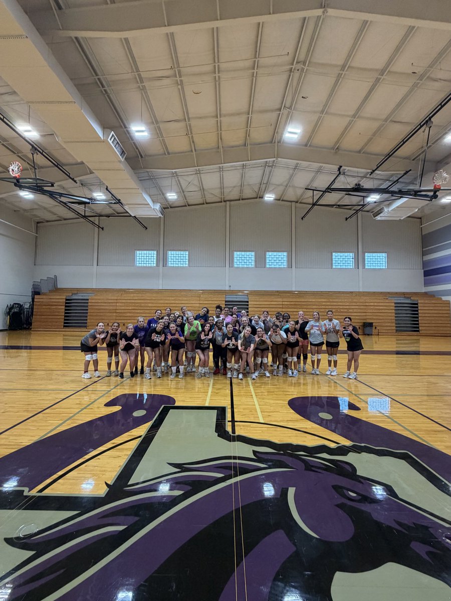 DMcjrotc93145's tweet photo. 1stSgt working with DHS  volleyball on team building!! Thank you coach for allowing me to do this!!! #family #TeamB4Self @DISDBroncoPride @LadyBroncoVo https://t.co/OxwP8oBmQC