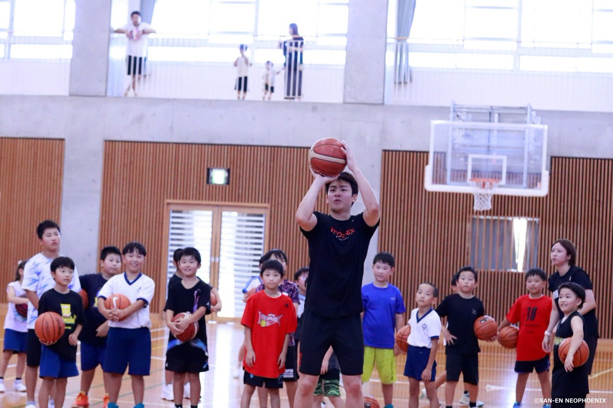 PHX_Academy's tweet photo. 7/23（木） #新城市 で行われたバスケットボールクリニックに #三遠ネオフェニックス　から #佐々木隆成 選手、 #兪龍海 選手とアカデミーコーチが参加しました🐤
夏休みに入った新城市の小学生の皆さんと基礎的なスキルを楽しく行い、佐々木選手、兪選手と元気に交流をしました🌻💫 https://t.co/8g5KojqOsp