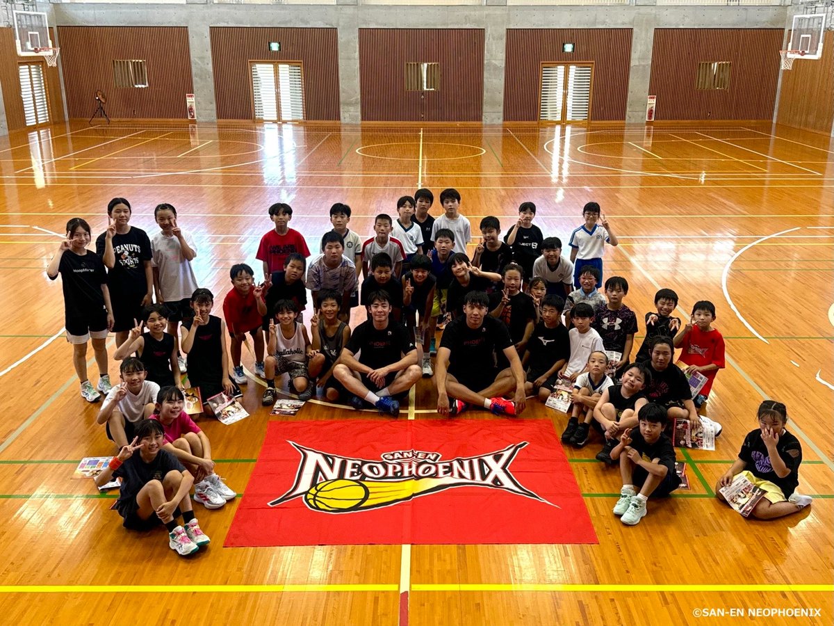 PHX_Academy's tweet photo. 7/23（木） #新城市 で行われたバスケットボールクリニックに #三遠ネオフェニックス　から #佐々木隆成 選手、 #兪龍海 選手とアカデミーコーチが参加しました🐤
夏休みに入った新城市の小学生の皆さんと基礎的なスキルを楽しく行い、佐々木選手、兪選手と元気に交流をしました🌻💫 https://t.co/8g5KojqOsp