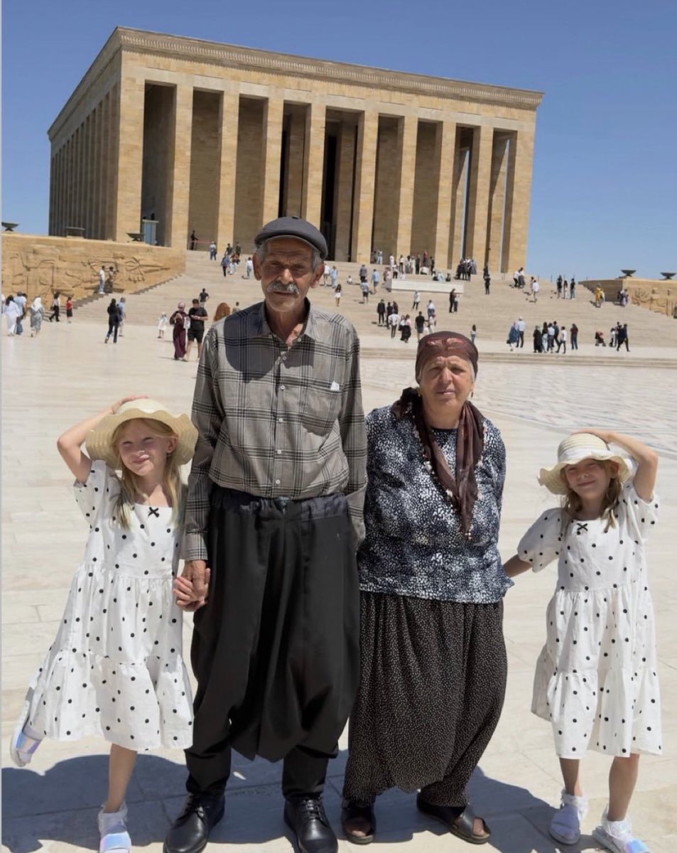 HurriyetUlan's tweet photo. Anadolu.
Vatan.
Önder.
Aile.
Cumhuriyet.

Hepsi bir fotoğrafa sığmış. https://t.co/iU93ReYSFA