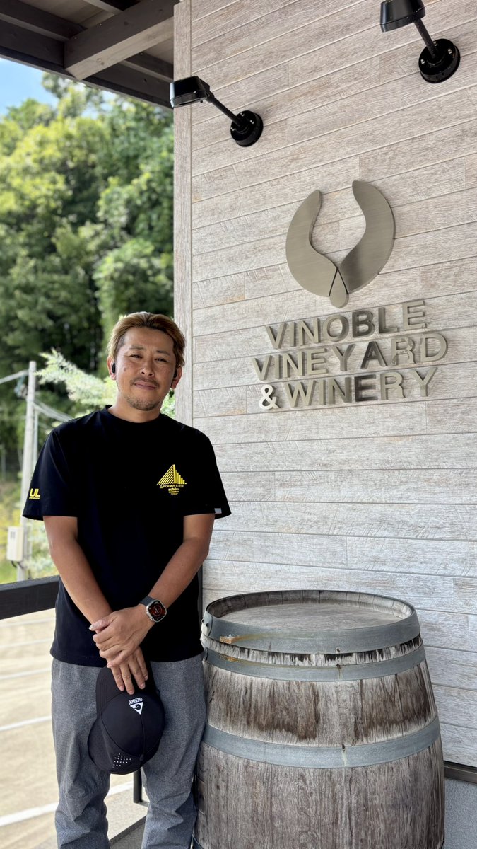 eijitakemura's tweet photo. Vinoble Vineyardにて🍇同じ広島でも瀬戸内海寄りと三次では気候が全然違う、一番最近雨が降ったのは7/10頃とのこと。水不足で葉が黄色になってるものの広島式の棚仕立てのおかげで適度な日照量となりブドウは適熟。ピノは8月中に収穫予定 https://t.co/pVnQFURWcv