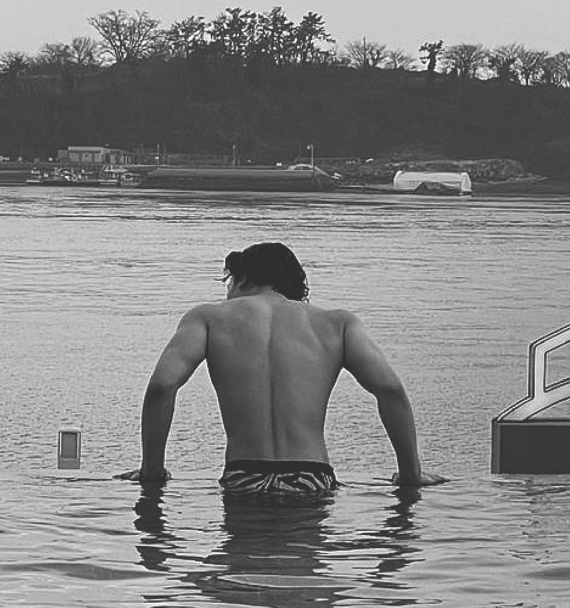 wcomiin's tweet photo. "they’re talking 
behind your back"              how's the view? https://t.co/VWs7HT0TEw