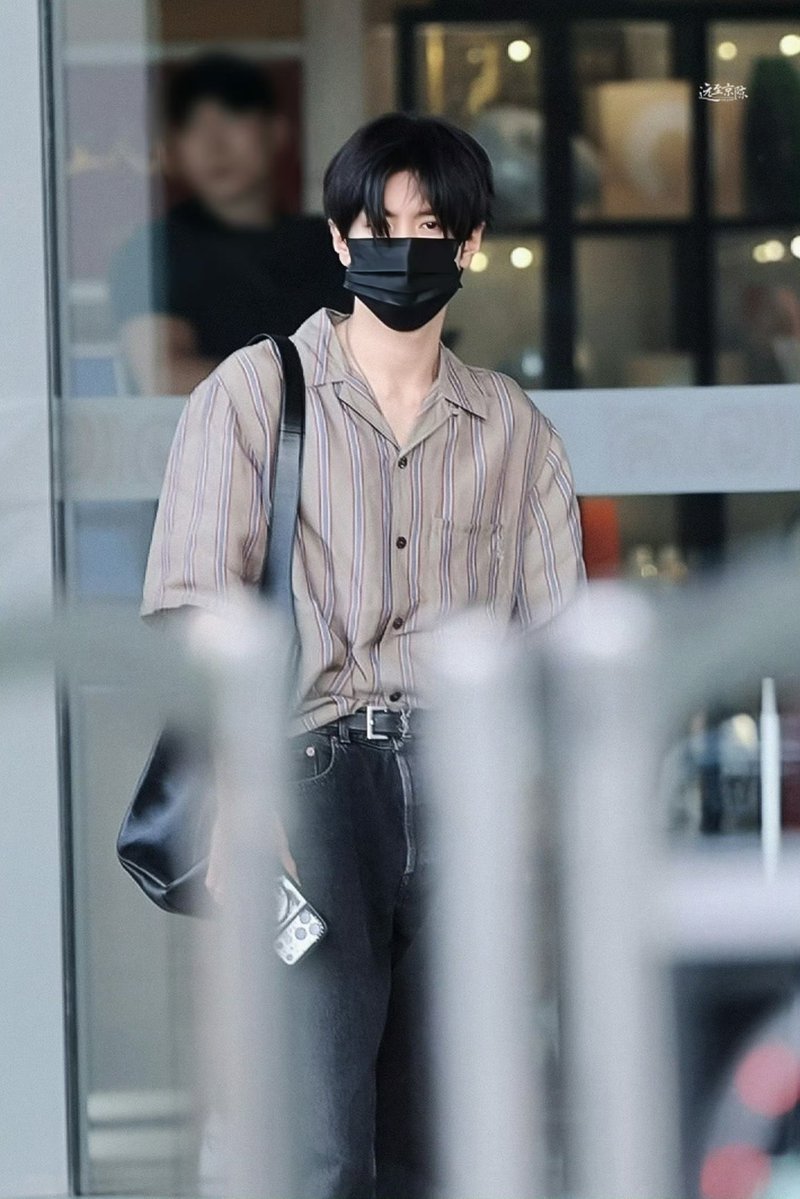 xcutiekittyx's tweet photo. 260804 Beijing Departure 🛫

Good morning our YSL China Brand Ambassador! 😻 Baby already arrived at the airport to fly back to Hangzhou~ poor bb tired 🥺 get some rest later okie, safe skies! ✈️💙

Love his ootd today ✨
#ChenZheyuan #陈哲远 https://t.co/RY982HqXhy