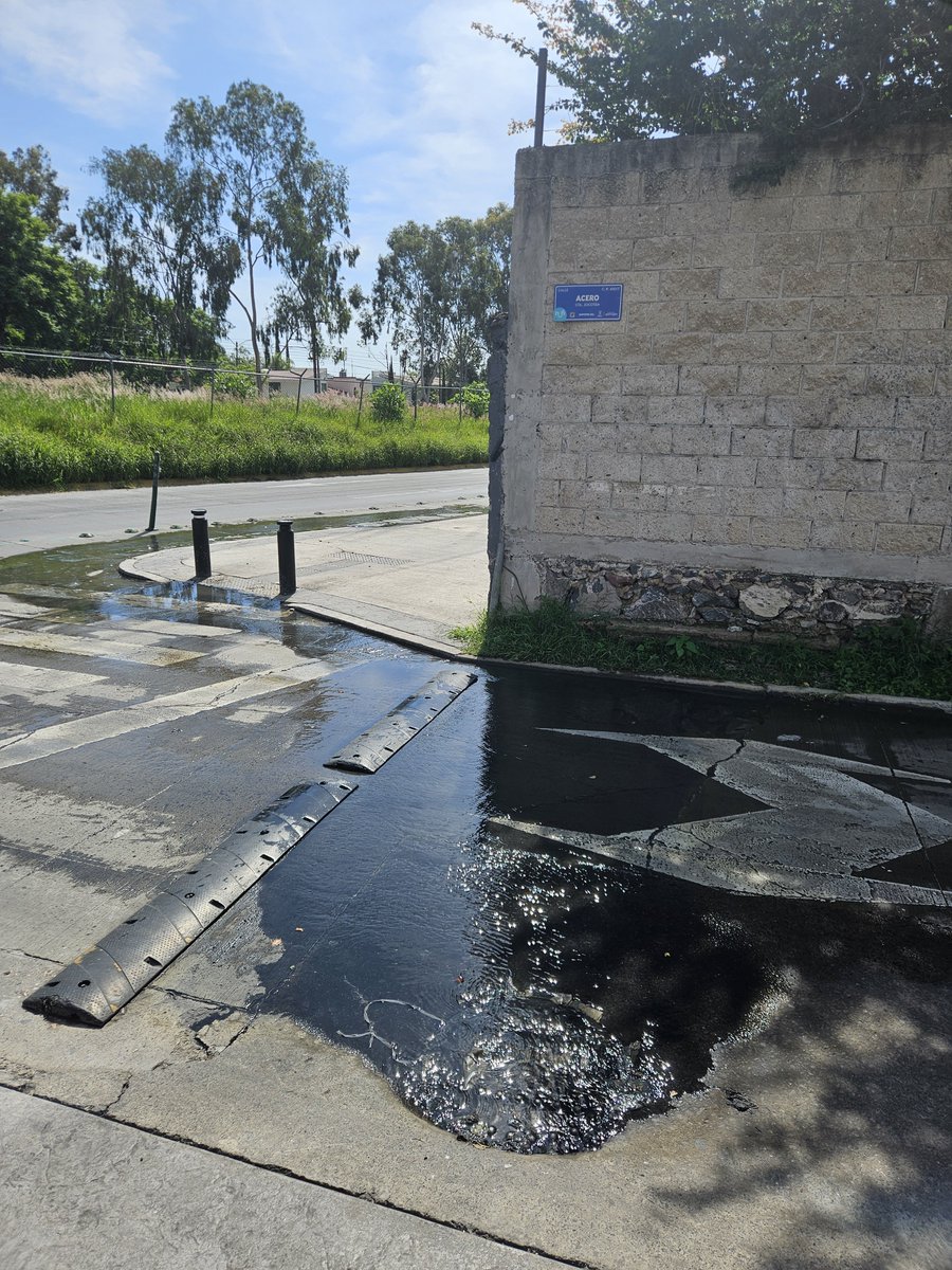 gunnertapatio's tweet photo. @siapagdl @ZapopanGob @Linea_Zapopan @Trafico_ZMG

Fuga de agua residuales en en Cruce de Acero y Av Inglaterra, nos ayudan a reparar, por favor.

La fuga llega hasta Av Inglaterra y Juan Palomar y Arias https://t.co/KERI2VnDwl