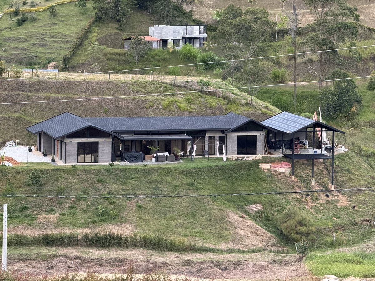 eltipoaquel01's tweet photo. Cómo que vamos lento mor?
Ya estoy construyendo la casa para los niños, los perros, los gatos y la vaca que vamos a tener.
Casémonos y ahí nos vamos conociendo… https://t.co/keVO3WaM7Y