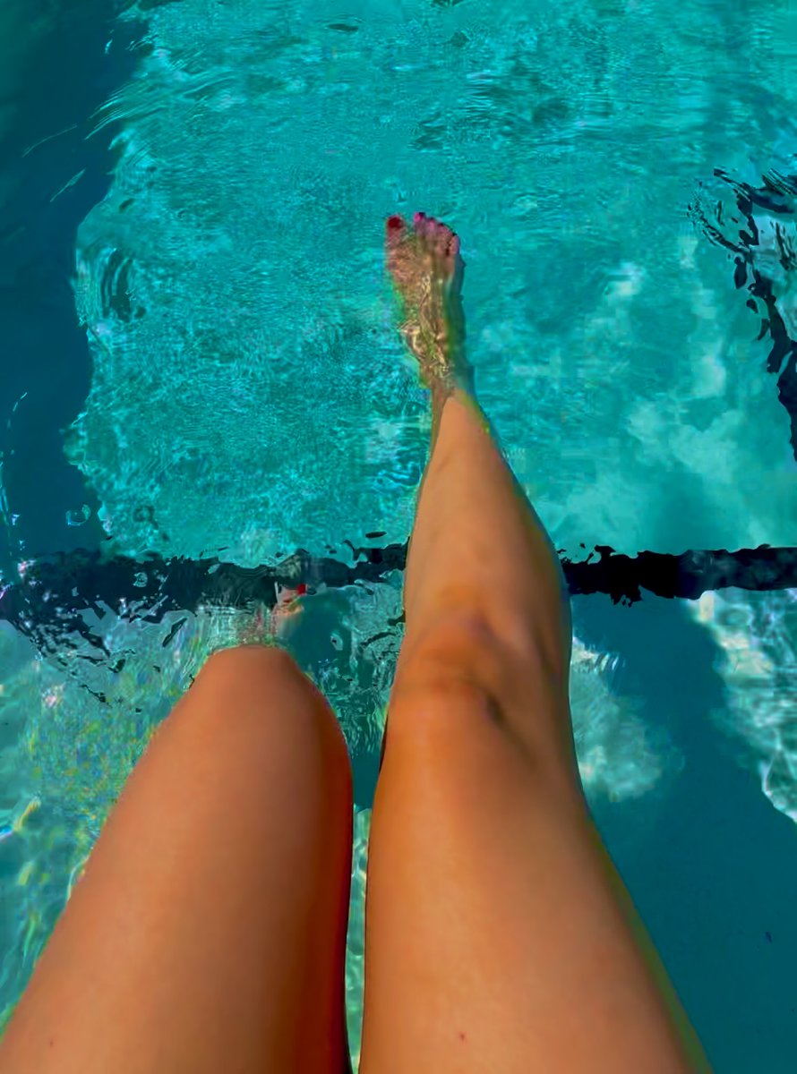 QueenWilla's tweet photo. Hello! 
Welcome to my channel. 😀
Here's a little preview pic of my legs. 
If interested in what you see, please follow me &amp; check out my Feet Finder page.  I currently only accept payment transactions through Feet Finder. 
Here is a link to my page:
https://t.co/vfdHVLR8HS https://t.co/wFADcRsTrn