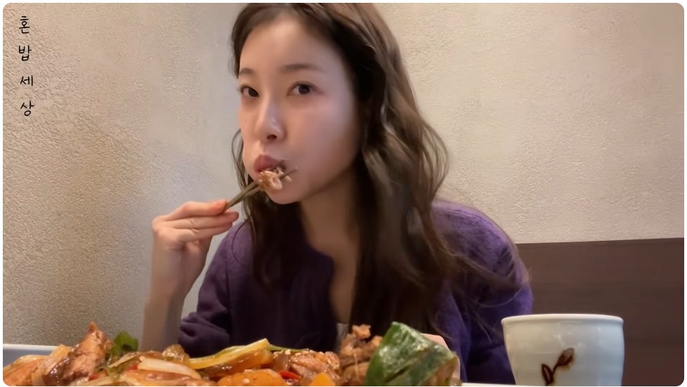 AgainFreeKorea's tweet photo. 김아영씨도 역시
초중학교는 없고 
부안 김씨...

마침! 우연히도! 
묵논옺들처럼 젓가락질을 하는데
지예은씨랑 똑같이 하네요?? https://t.co/bWQA6Y1g3P