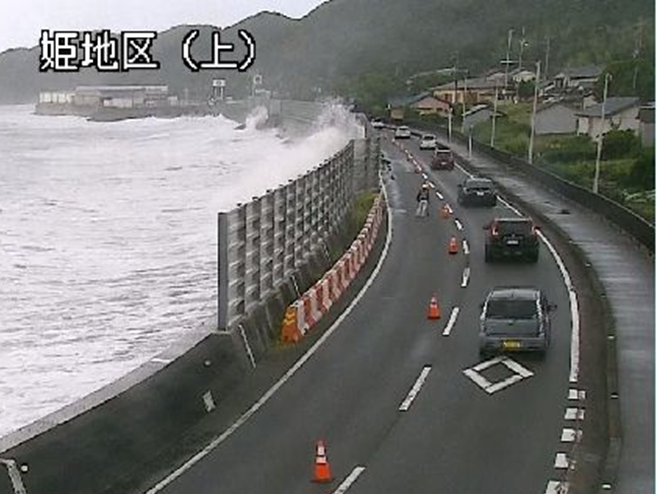 mlit_kinan's tweet photo. 一般国道42号【串本町】 
○7:50～姫地先において、越波のため片側交互通行規制を実施しております。
○通行時は十分ご注意いただけますようお願いいたします。
○今後越波の状況により、全面通行止めとなる可能性もございますので、交通情報をご確認の上、外出をお願いいたします。 https://t.co/kNxxBOjauQ