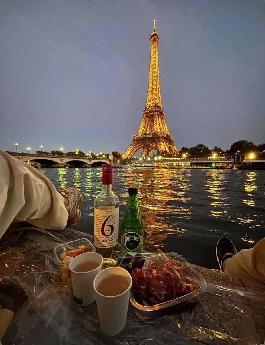 W0rld2026's tweet photo. Paris, France 🇫🇷 https://t.co/KwcAZgHdEj