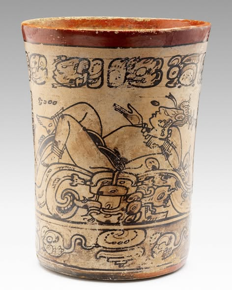 INAHmx's tweet photo. 🌽 El recorrido de esta pieza comenzó en Calakmul hace siglos y continúa en @ShanghaiMuseum, uno de los museos más importantes de China.

Este vaso maya de estilo códice representa al Dios del Maíz emergiendo de un mascarón, imagen vinculada con el ciclo de muerte y renacimiento. https://t.co/9Y5dYZSByF