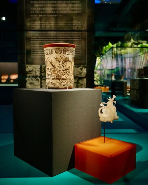 INAHmx's tweet photo. 🌽 El recorrido de esta pieza comenzó en Calakmul hace siglos y continúa en @ShanghaiMuseum, uno de los museos más importantes de China.

Este vaso maya de estilo códice representa al Dios del Maíz emergiendo de un mascarón, imagen vinculada con el ciclo de muerte y renacimiento. https://t.co/9Y5dYZSByF