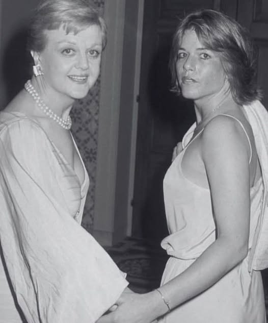 KateriSeraphina's tweet photo. À la fin des années 1960, Angela Lansbury découvrit que sa fille adolescente passait du temps avec l’entourage de Charles Manson — avant les meurtres, avant que le monde ne connaisse son nom. Elle perçut immédiatement le danger. Sa réaction fut rapide et radicale. 📷
Lansbury était une immense star vivant à Malibu, au sommet de sa carrière. Sa fille, Deirdre, s’était retrouvée mêlée à la culture de la drogue de l’époque et attirée par un homme charismatique qui rassemblait des jeunes dans les canyons de Los Angeles.
« Cela me peine de le dire, confia Lansbury plus tard, mais à un moment donné, Deirdre faisait partie d’un groupe mené par Charles Manson. Elle faisait partie de nombreux jeunes qui le connaissaient — et ils étaient fascinés. »
Lansbury n’attendit pas que la situation se résolve d’elle-même.
Elle abandonna ses contrats, ses relations professionnelles et le sommet de sa carrière à Hollywood. Elle fit ses valises et déménagea toute la famille dans une ferme du comté de Cork, en Irlande — un lieu isolé, calme, totalement hors de portée de Los Angeles.
« J’ai dit à Peter : “Nous devons partir”, » se souvenait-elle. « J’étais certaine que nous devions quitter cet endroit. Je n’allais pas rester à regarder mes enfants se détruire. »
Pendant une année entière, elle n’accepta aucun rôle.
Elle cuisinait. Elle jardinaît. Elle était simplement une mère. Pas de scénarios. Pas de tapis rouges. Juste le travail quotidien, discret et sans glamour, consistant à aider ses enfants à retrouver leur chemin.
Et cela fonctionna.
Loin des sectes et du chaos, Deirdre et son fils Anthony commencèrent à aller mieux. Deirdre finit par épouser un chef italien et ouvrit un restaurant à succès en Californie. Anthony devint réalisateur de télévision.
Des années plus tard, la série qui fit d’Angela Lansbury une figure mondiale — Murder, She Wrote — serait diffusée pendant douze saisons et la rendrait l’une des personnalités les plus aimées de la télévision.
Mais avant que Jessica Fletcher ne résolve le moindre mystère, Angela Lansbury avait déjà pris la décision la plus importante de sa vie.
Elle avait choisi ses enfants plutôt que sa carrière.
Sans hésiter. Sans jamais regarder en arrière.
« Aucun niveau de célébrité ou d’argent, comprit-elle, ne vaut le prix de la paix de sa famille. »
Elle a tout abandonné pour sauver ses enfants. Et elle les a sauvés.