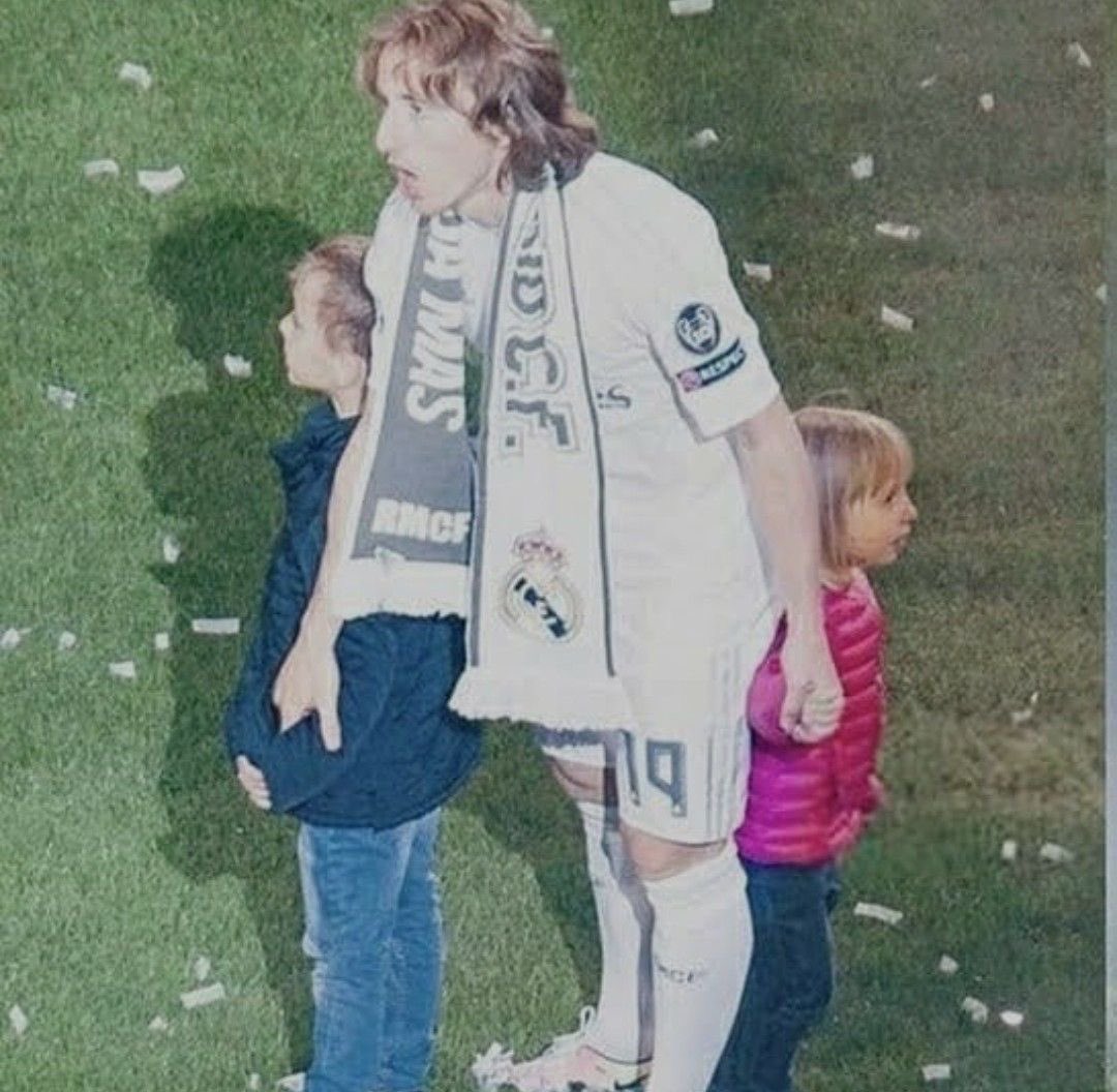 messikimochis's tweet photo. la manera en que no importa la época modric y pablo siempre van a transmitir siempre esas vibras de mama luchona me muero de amor https://t.co/x6myCgg61H
