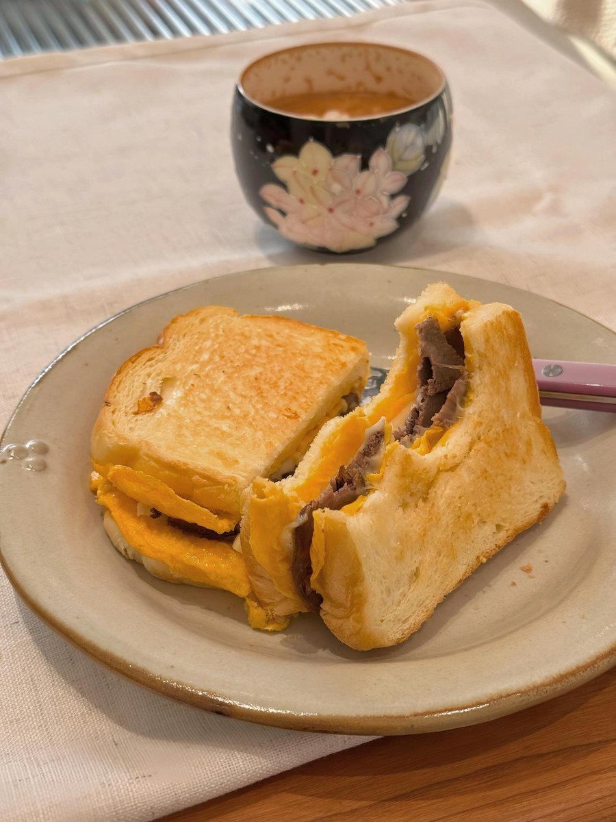 ETDavie's tweet photo. Who could say no to a delicious egg, beef, and cheese sandwich? 🥪 https://t.co/43wTmmuMCU