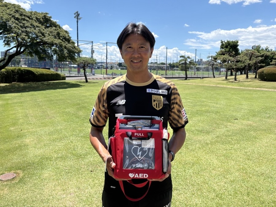 fctokyoofficial's tweet photo. 🔵🔴
8月4日―元日本代表・松田直樹さんが急逝された日。
あれから15年です。

ひとつでも多くの命を救うため。
いざと言う時に使えるように。
これからもAEDの設置場所や使い方への理解を深めていきます。

#Ｊリーグ を愛するすべてのみなさまへ。
想いとともにそれぞれの場所で、一人ひとりができることを。

#命つなぐアクション #YNWA
#Ｊリーグ #シャレン
#fctokyo #tokyo