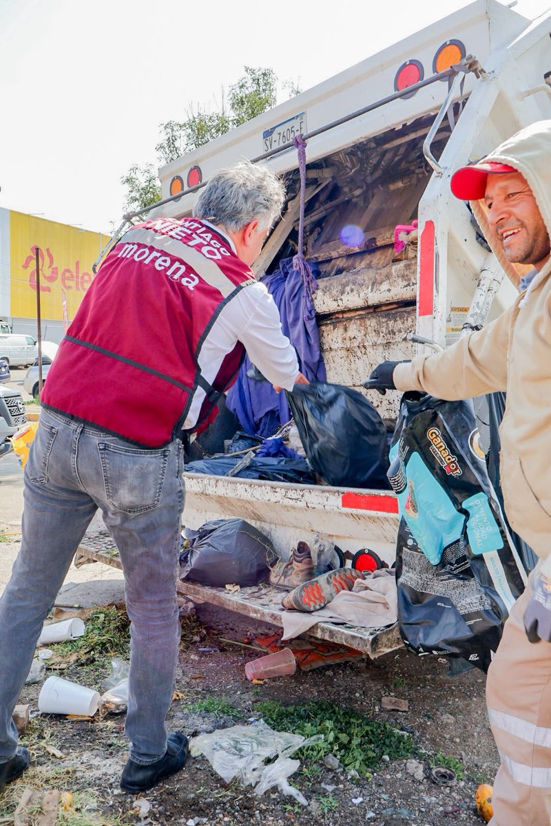 SNietoCastillo's tweet photo. Estábamos revisando una denuncia ciudadana por el tema de la basura cuando llegó el camión de limpia. Los compañeros del servicio nos invitaron a conocer de cerca el problema, y pues nos arremangamos y les echamos la mano.

Nos tocó ayudar a sacar la basura de las calles. En el 2027 nos tocará sacar la del gobierno. ¡Ya se van!
