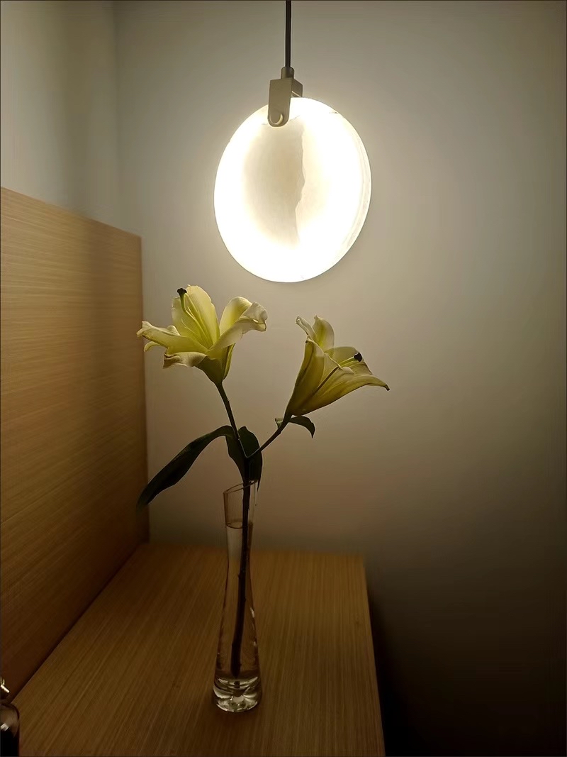 RatleffJes65856's tweet photo. Old mason jar + fairy lights + a wooden disc = cozy bedside lamp—upcycling that saves money and banishes clutter! https://t.co/sJfLxZlutf