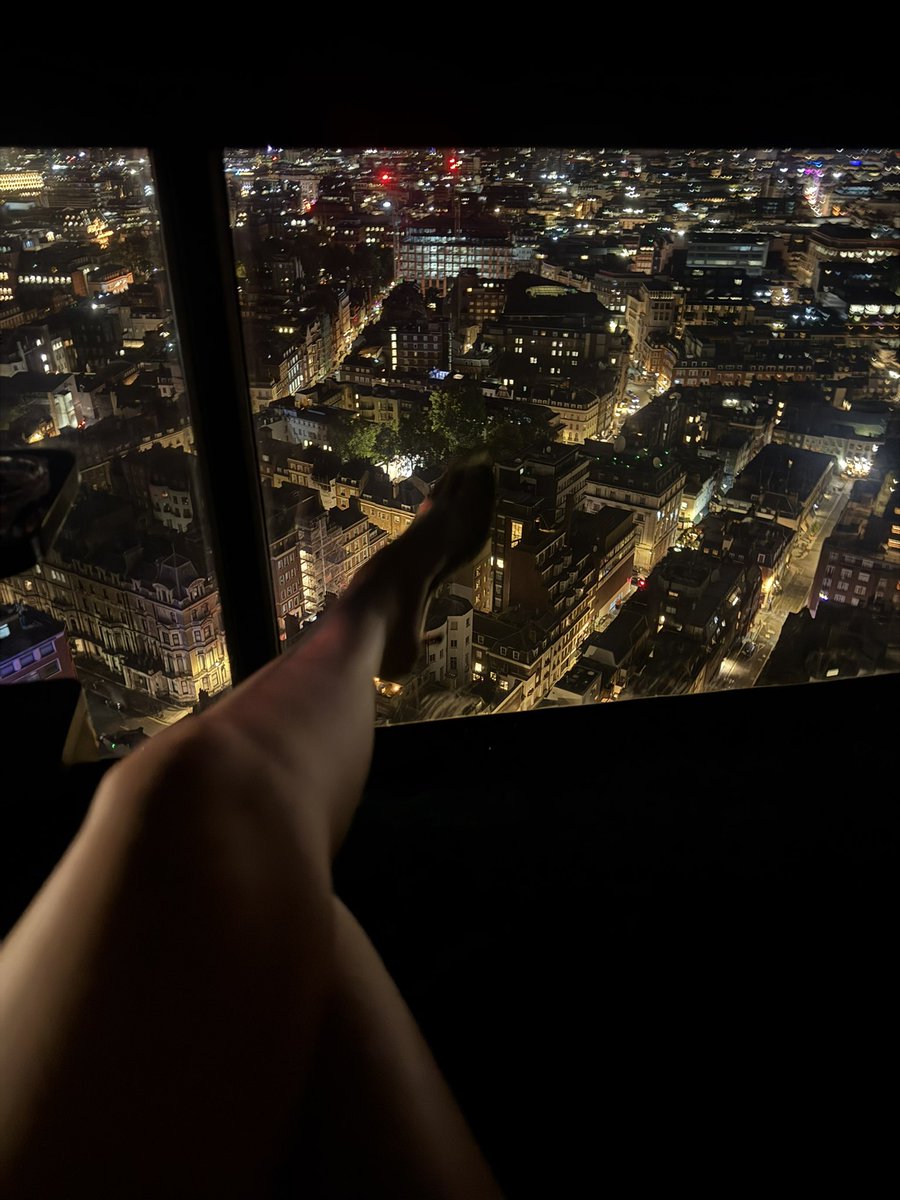 EmpressIvyx's tweet photo. The world at my feet 🦶🏻 https://t.co/uv32uJMG2g