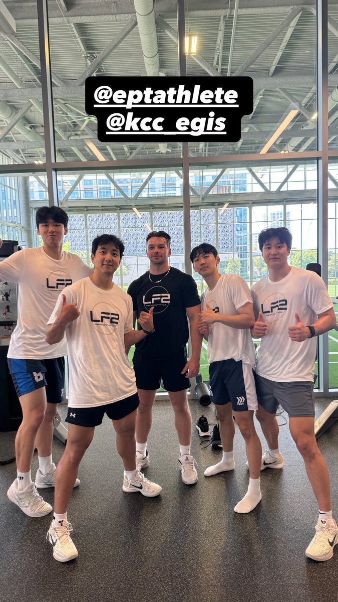 CherishYou46's tweet photo. 저번에 올라온 사진이랑 같은 사진인줄 알았는데 각도가 다르구나😳 https://t.co/8PE4a1wB9p