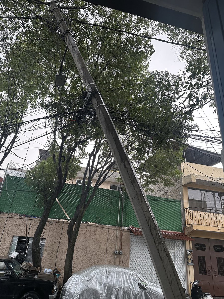 eduardo70462452's tweet photo. Auxilio @C5_CDMX @TuAlcaldiaGAM @CFEmx poste a punto de caer por lluvia en Cda 1857 Santa Ma Ticomán , GAM. https://t.co/7huUCxzyD7