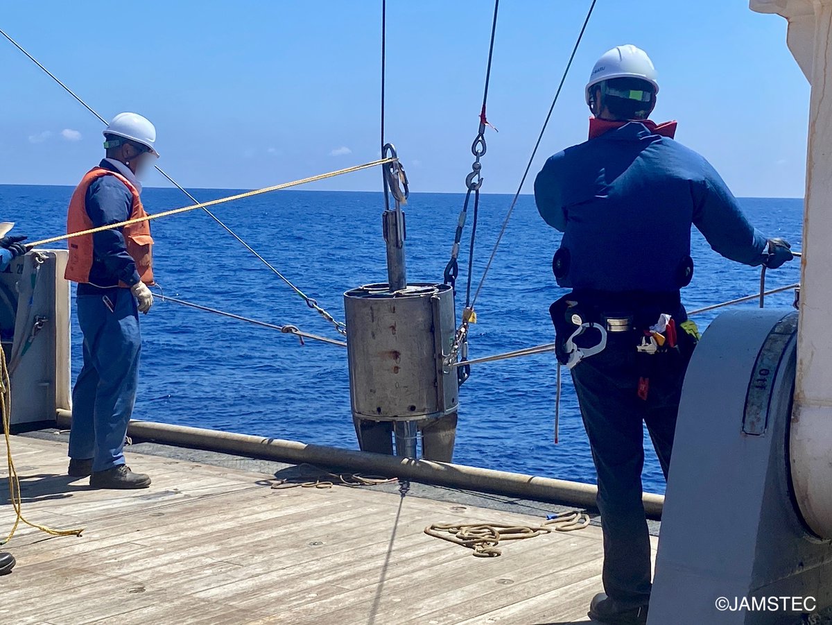 Fleet_JAMSTEC's tweet photo. 「#白鳳丸」は海底泥火山群の総合調査を行うために、#喜界島 沖で観測を実施しています。
本日は泥火山様小丘において、採泥、採水、生物採取の観測を行いました。
#JAMSTEC https://t.co/1a33xOFENq