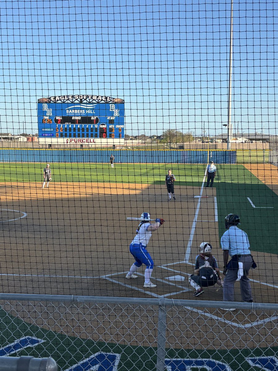 AnnaBritt2029's tweet photo. Hey guys I’m just getting started here and in my recruiting journey. I am a class of 2029 utility player from Mont Belvieu, Texas. I play for Barbers Hill High School. I have a grade point average of 3.85 and plan to major in Education. https://t.co/6qYqS06uBB
