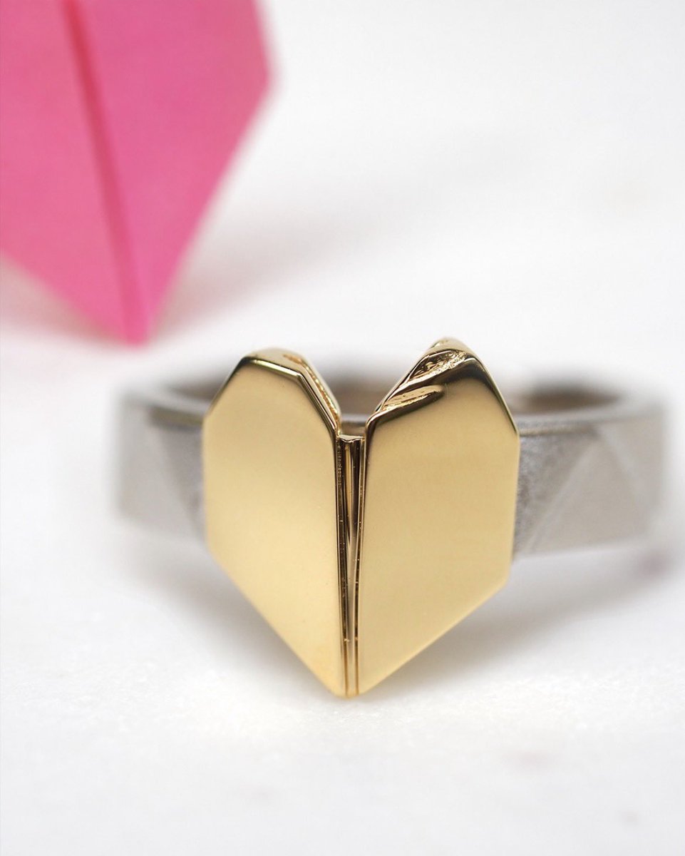mako_jeweler's tweet photo. お子様と一緒に折ったハートの折り紙。
「少しの折り目や皺も、そのまま残したい」
そんなお客様の想いを大切に、折り目や皺まで忠実に再現しました。

“完璧に整えた形ではなく、お子様が一生懸命折ってくれた証だからこそ愛おしい "✨

内側にはご家族のサインもお入れしています✍️ https://t.co/D4hY4P9fpk