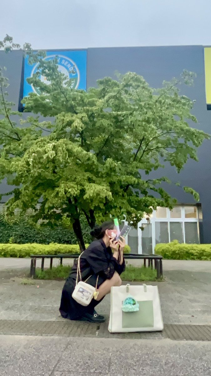310cao's tweet photo. こたぬきとセンラーと。
2日目ヘアメイクのお姉さんに「ぬいちゃんとお揃いコーデですか？」って聞かれた…！え〜🥹💚嬉しい♪ https://t.co/z8XNfiXW3U