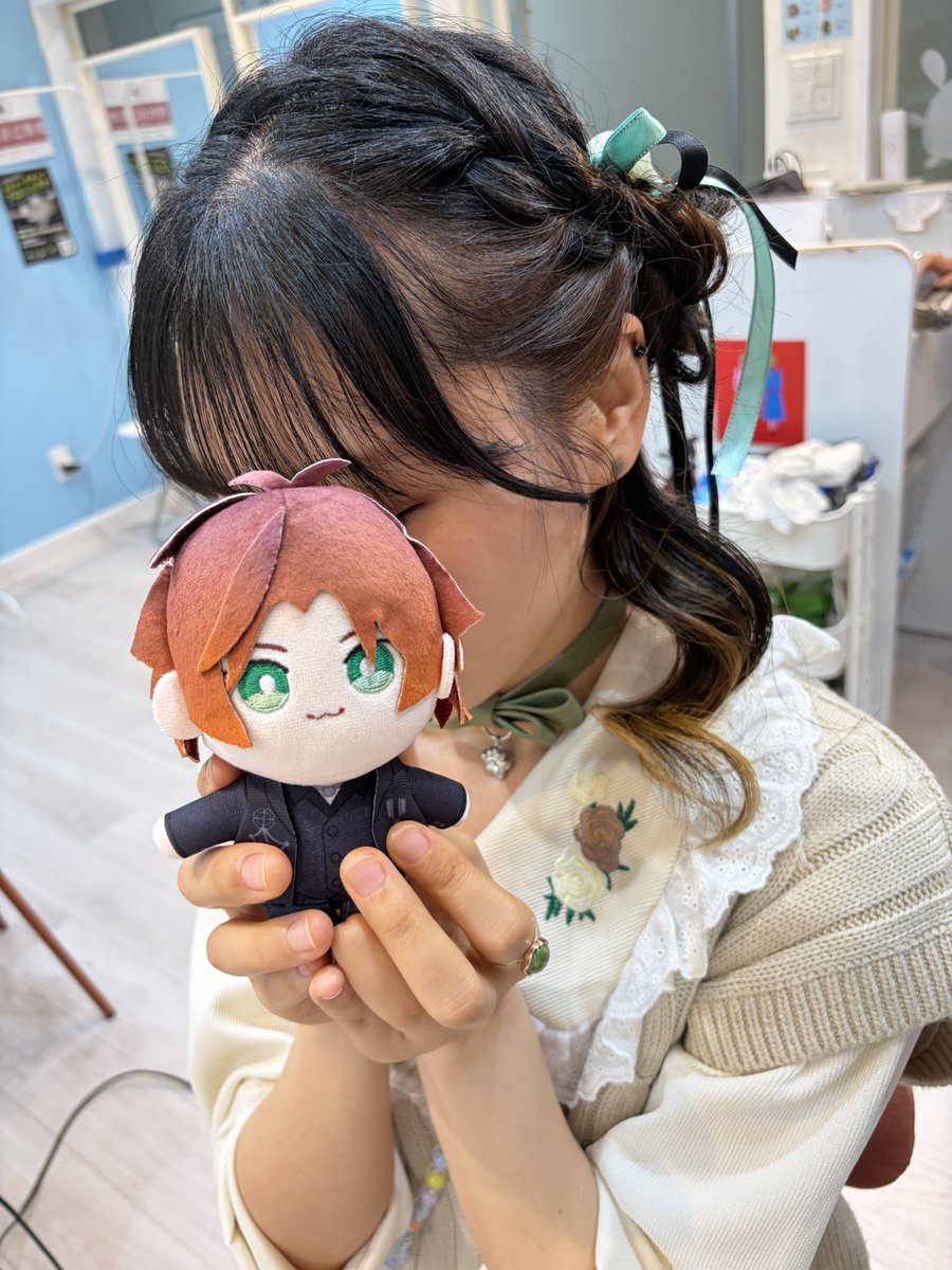 310cao's tweet photo. こたぬきとセンラーと。
2日目ヘアメイクのお姉さんに「ぬいちゃんとお揃いコーデですか？」って聞かれた…！え〜🥹💚嬉しい♪ https://t.co/z8XNfiXW3U
