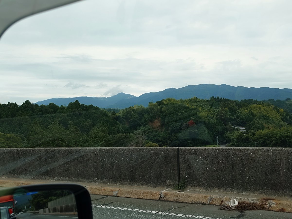 kero2913's tweet photo. ずっとこの景色のまま。
通行止め解除されない。
眠たくなってきた。
いつ、職場につくのだろう。
朝からやらないといけないことあったのになあ。 https://t.co/uUuO7XPUHZ