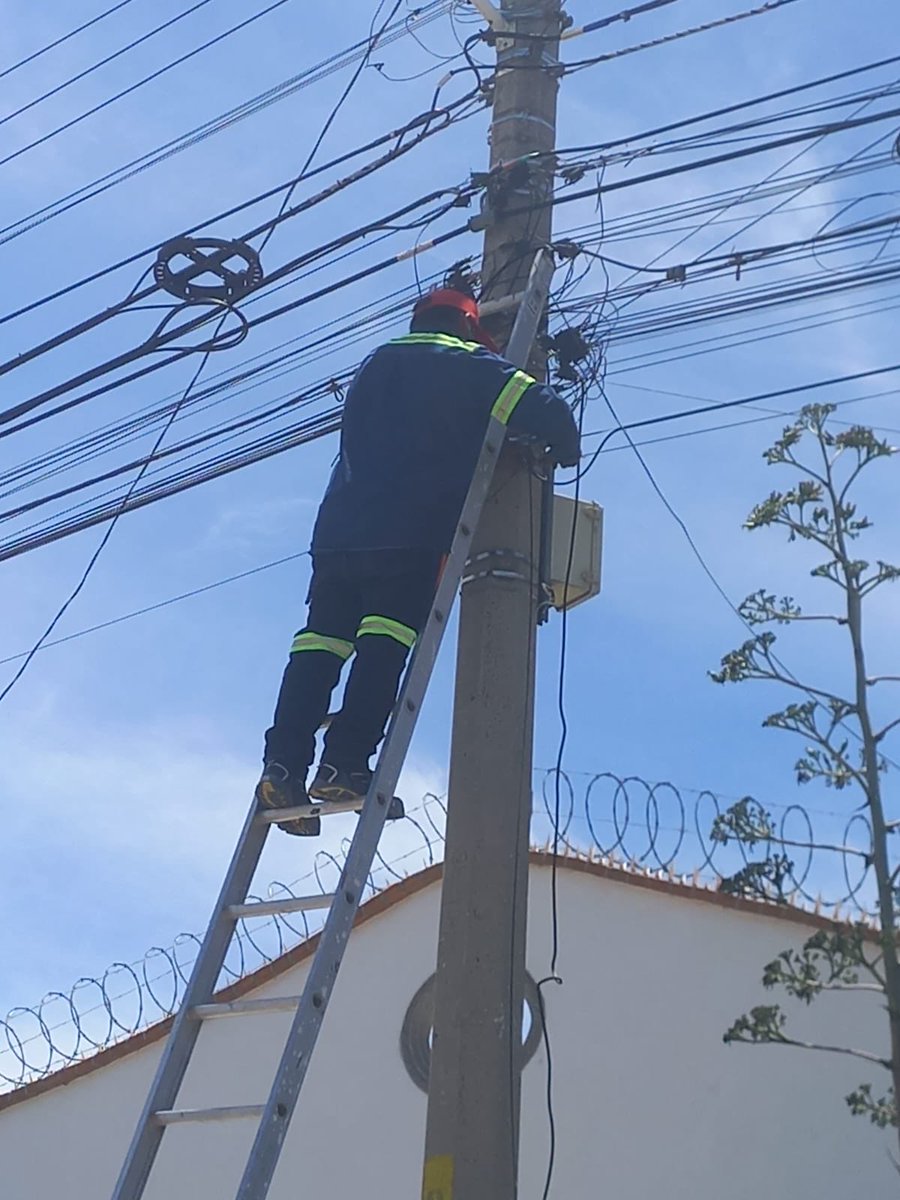 DesachyRoberto's tweet photo. @CFEmx 48 casas sin luz por retiro de cámaras en San Pedro Cholula. Reportan vecinos que están sin luz @SanPedroCholula https://t.co/FUWg20AjHh