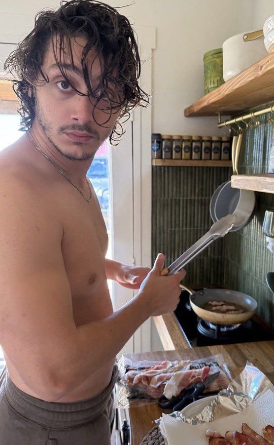 axtridmont's tweet photo. antonio cozinhando sem camisa e de cabelo molhado, esse é o tweet. https://t.co/LBaunN2bQr