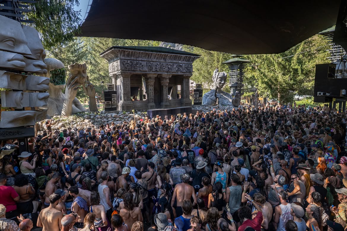 paradiseraves's tweet photo. Primeiras imagens do palco The Swamp revelam o clima imersivo do Mo:Dem Festival 2026. https://t.co/RCzX4WW0QP