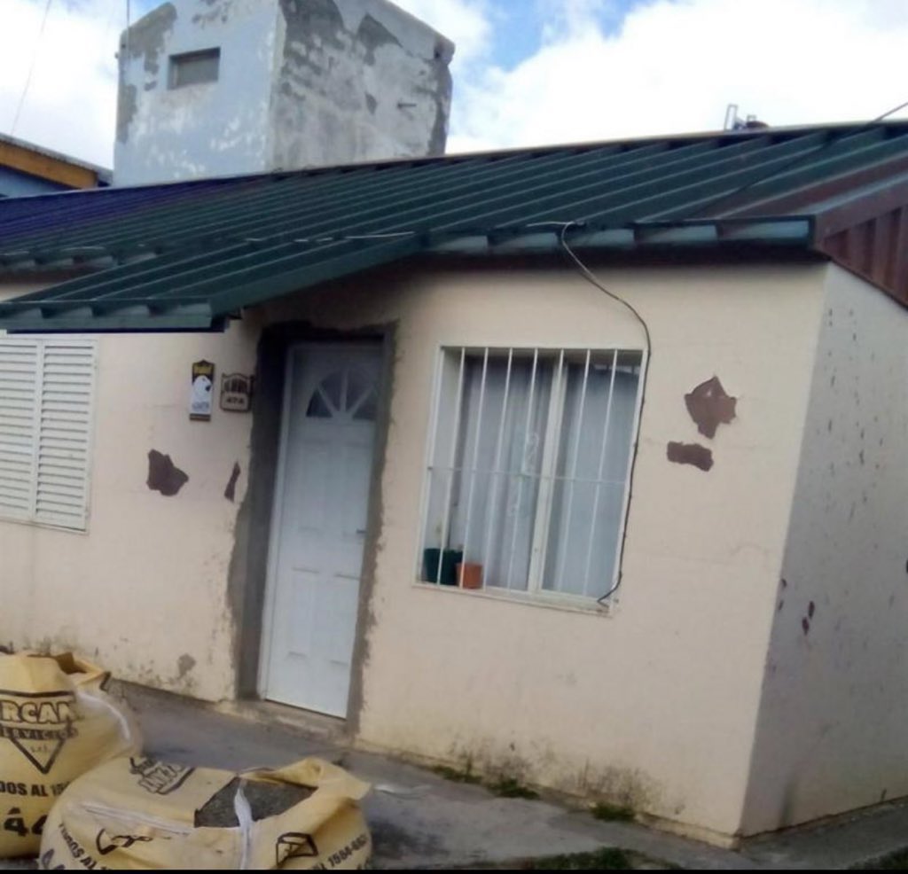 luisrodriguezrm's tweet photo. Esta era la casita de Lázaro Báez minutos antes de ser dueño de media Patagonia. 

Nunca digas no puedo https://t.co/YEnkaM03tt